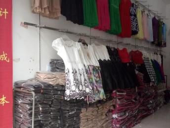 成都服裝、鞋帽、箱包跳樓貨低價批發(fā)指南 庫存尾貨助力擺攤開店